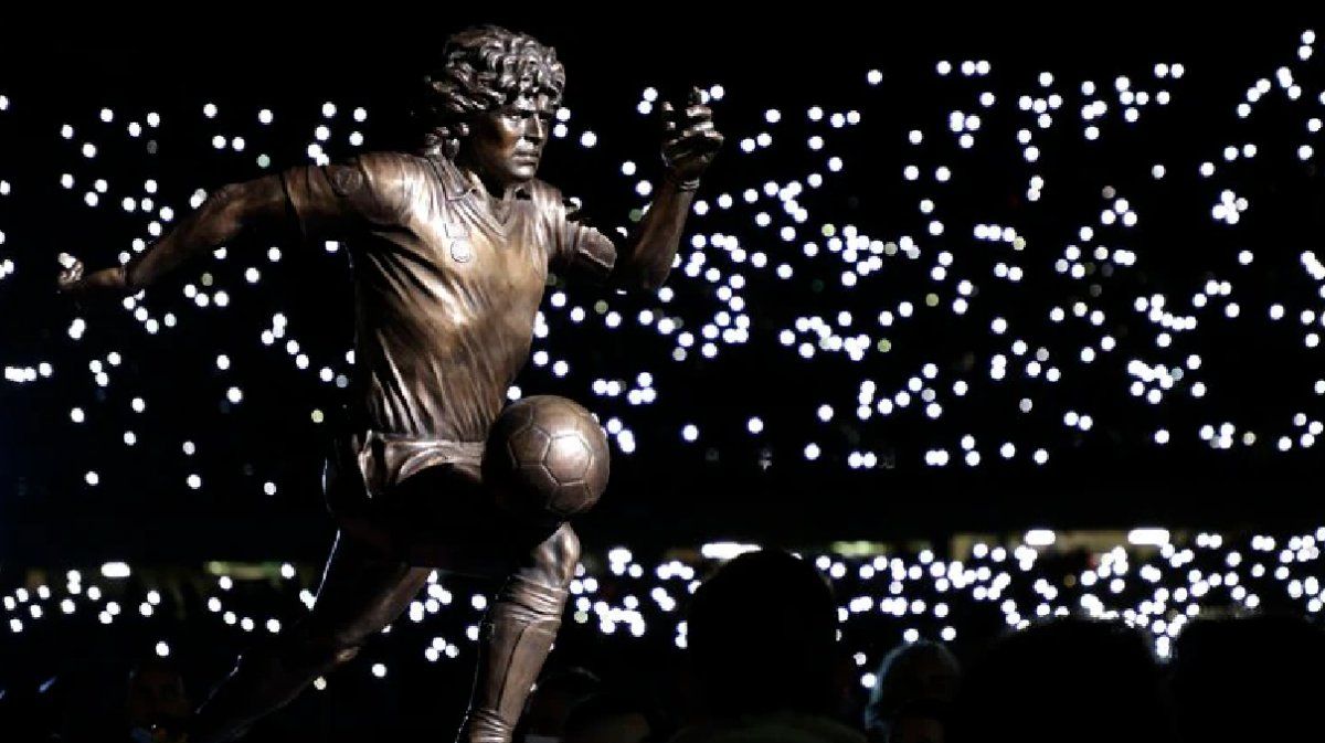 La increíble estatua de Maradona que inauguró el Napoli este domingo