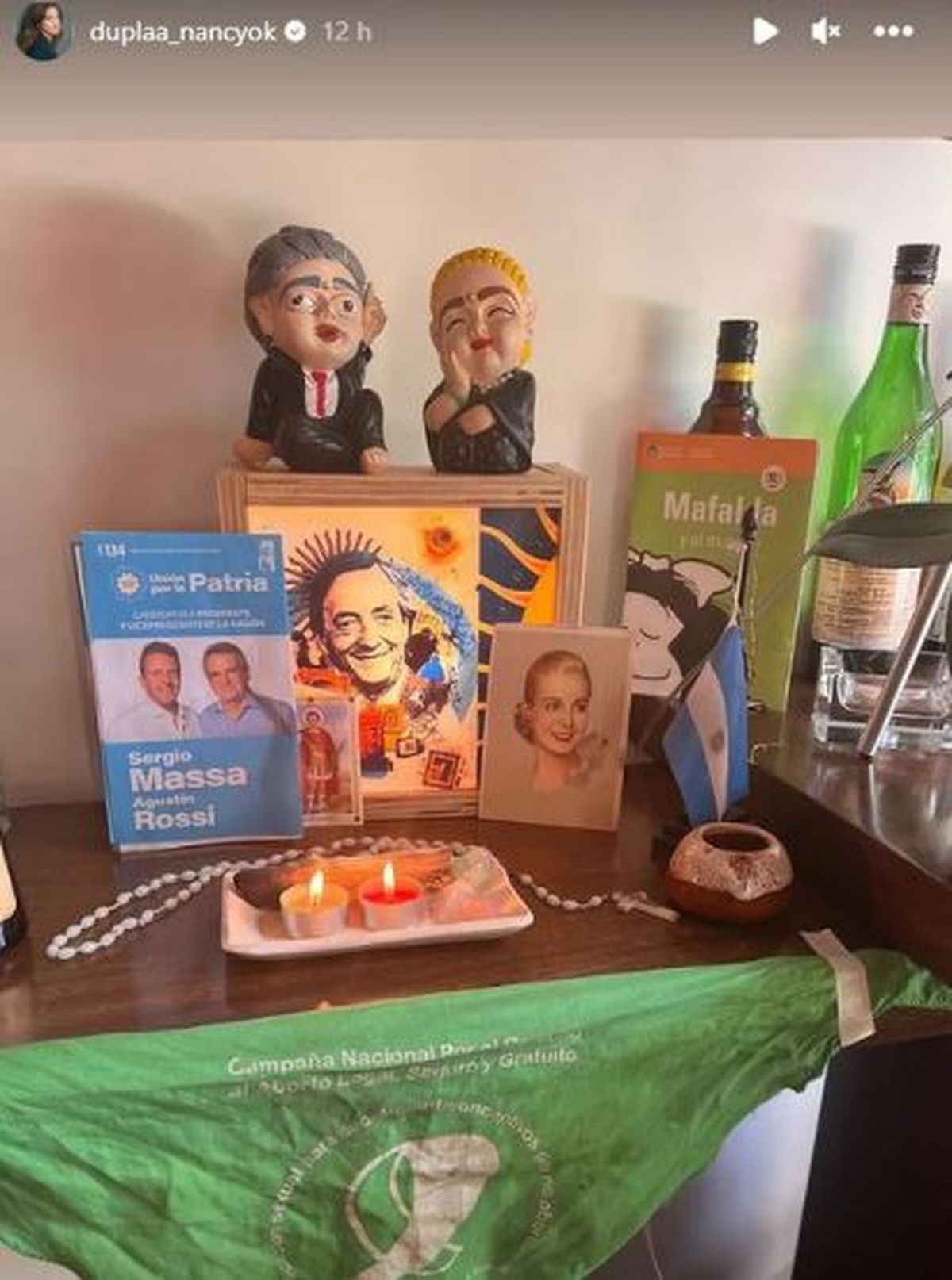 Nancy Dupláa y su altar para que gane Sergio Massa. Nancy Dupláa y su altar para que gane Sergio Massa.