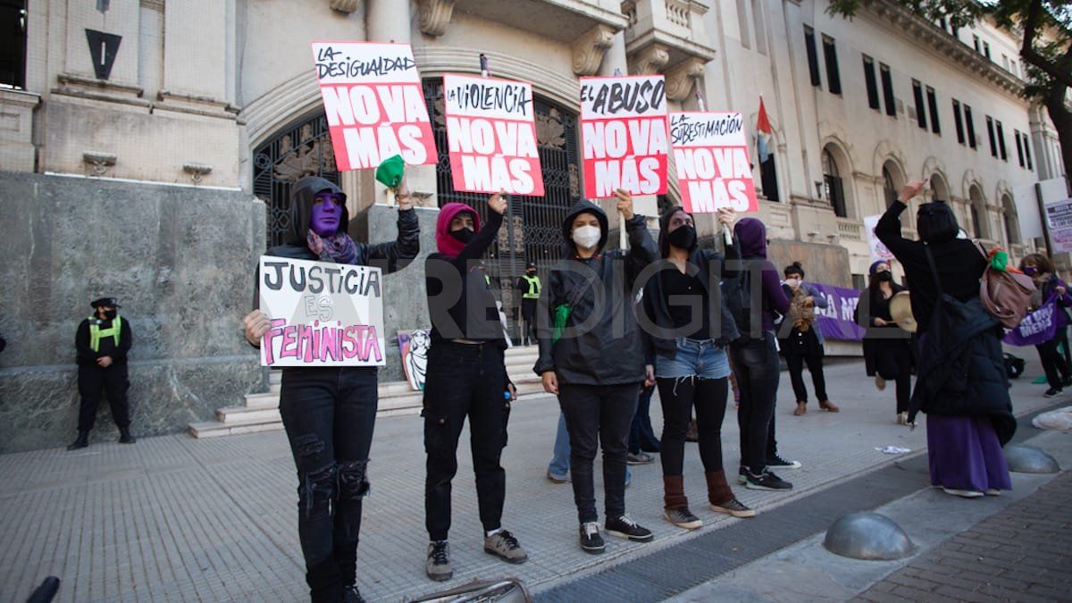 Tras filtrarse esa resolución, movimientos sociales feministas salieron al cruce y cuestionaron los dichos del magistrado penal de primera instancia. De hecho, lo consideraron un juez sin “perspectiva de género” en sus fallos.
