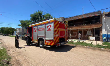 Las primeras hipótesis señalan que el fuego comenzó en la parte trasera de la vivienda, en ese momento, no había personas dentro de la casa. Las primeras hipótesis señalan que el fuego comenzó en la parte trasera de la vivienda, en ese momento, no había personas dentro de la casa.