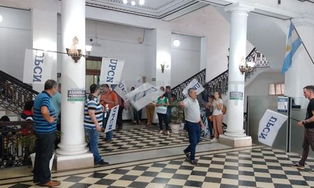 Pedimos disculpas, pero si no visibilizamos este problema lamentablemente va a pasar fin de año y los compañeros vamos a seguir en el estado en el que estamos, afirmó el delegado de los trabajadores. Pedimos disculpas, pero si no visibilizamos este problema lamentablemente va a pasar fin de año y los compañeros vamos a seguir en el estado en el que estamos, afirmó el delegado de los trabajadores.