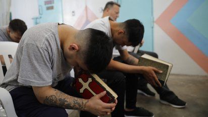 Entre la sobrepoblación carcelaria y las bandas narco, los religiosos dicen que son los que garantizan la paz dentro de las cárceles.