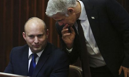Naftali Bennet y Yair Lapid, líderes de la coalición de gobierno en Israel, enviarán más ayuda humanitaria a Ucrania. Naftali Bennet y Yair Lapid, líderes de la coalición de gobierno en Israel, enviarán más ayuda humanitaria a Ucrania.