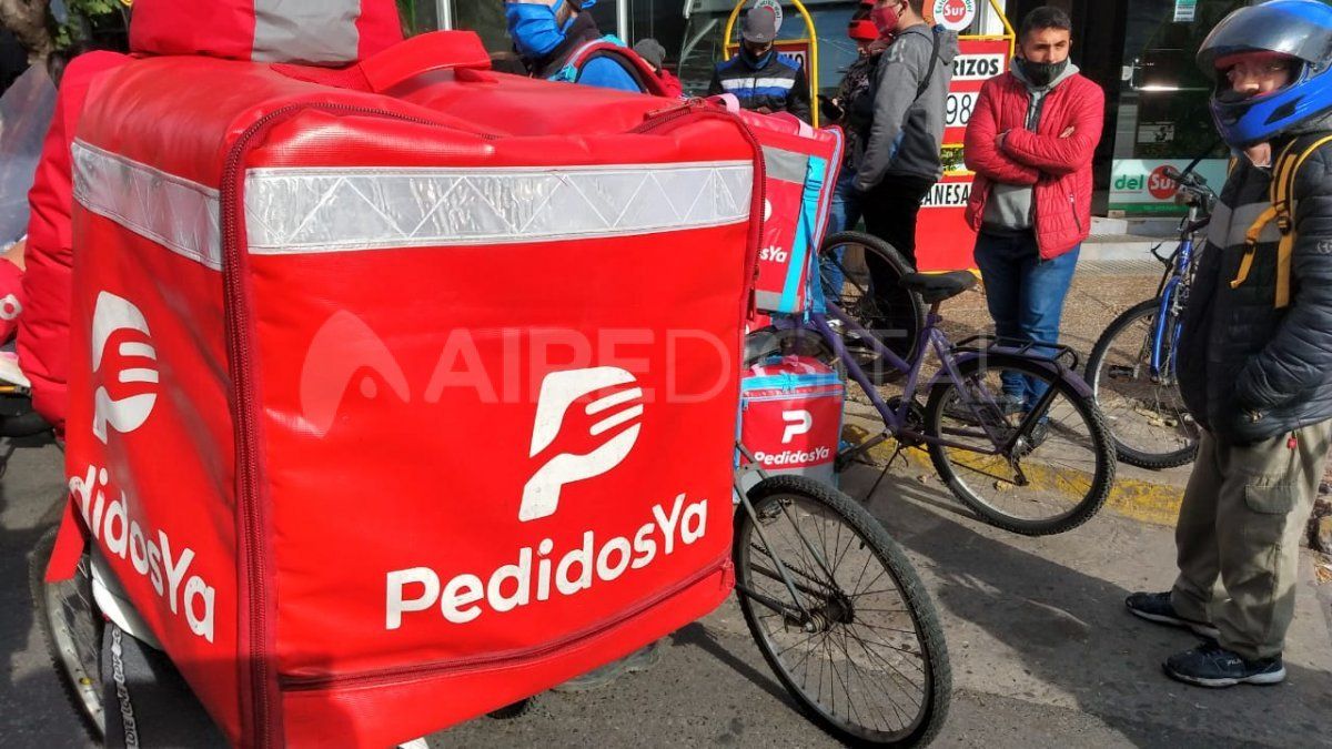 PedidosYa S.A. asumió un compromiso irrevocable de mantener hasta el 30 de junio del corriente año la comisión máxima fijada en septiembre del 25% más el IVA para el Servicio de Marketplace con Logística.