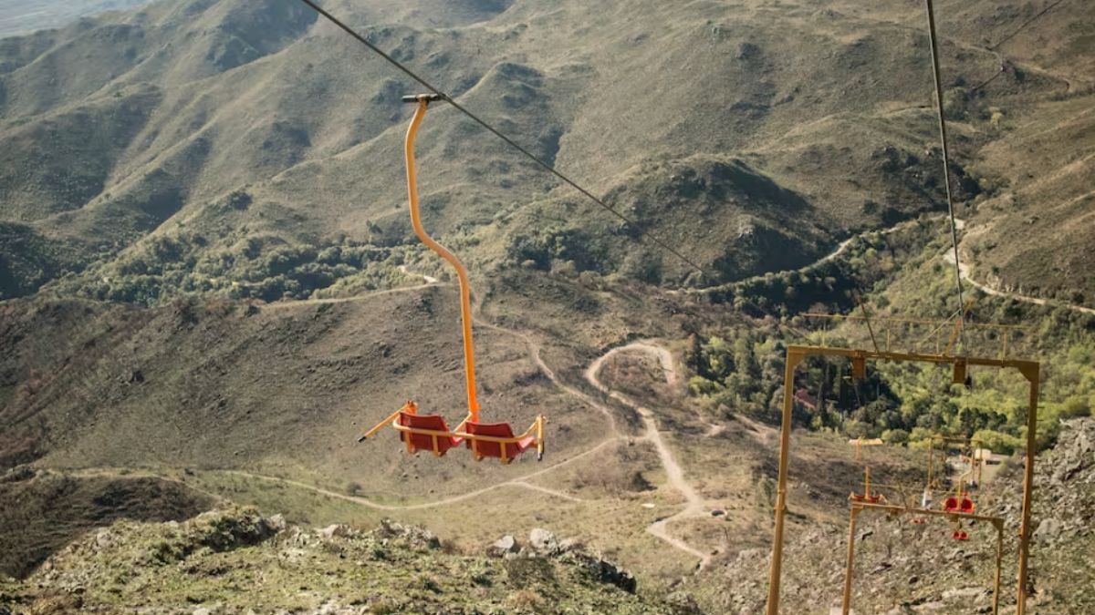 El ascenso puede hacerse por sendero, camino vehicular o en aerosilla desde Villa Allende. El ascenso puede hacerse por sendero, camino vehicular o en aerosilla desde Villa Allende.