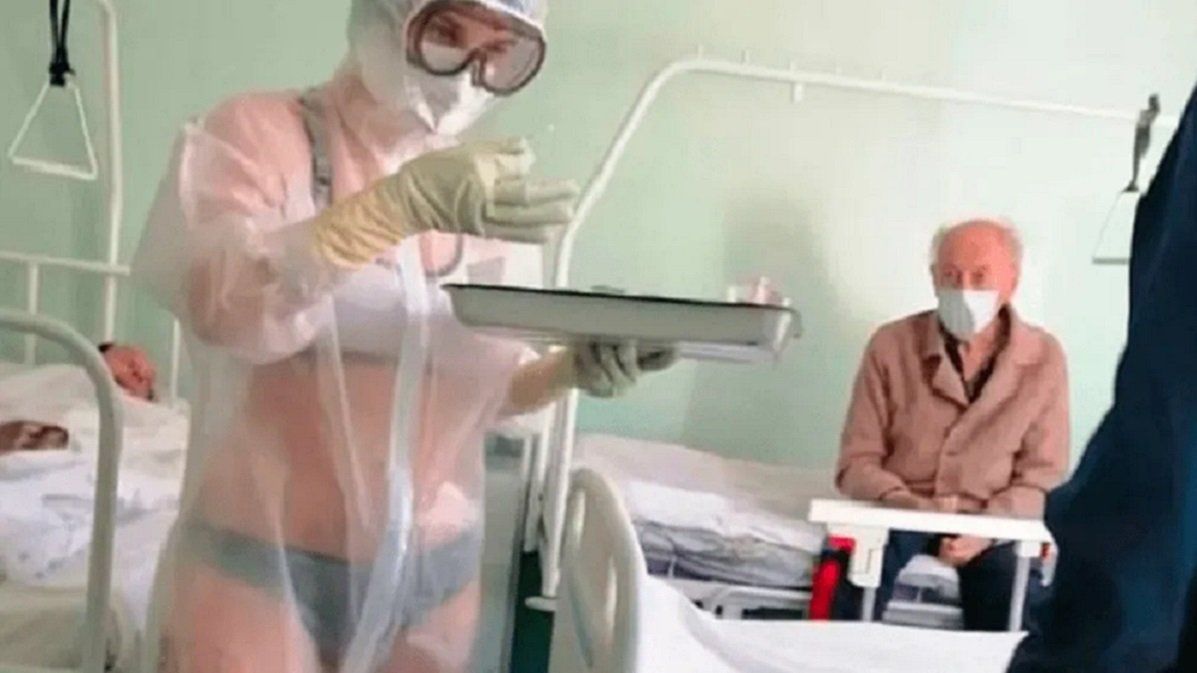 Foto: la enfermera rusa que atiende en ropa interior a pacientes causa polémica en las redes