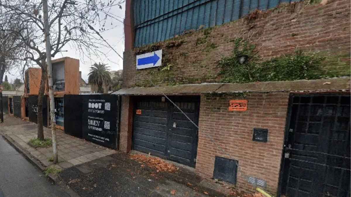 La estructura metálica cayó desde la obra y provocó la muerte de la joven en el acto.