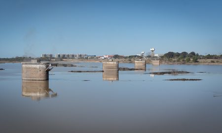 El intendente de la ciudad de Santa Fe, Juan Pablo Poletti, confirmó que se construirá un puente sobre los pilares ubicados en la Laguna Setúbal. El intendente de la ciudad de Santa Fe, Juan Pablo Poletti, confirmó que se construirá un puente sobre los pilares ubicados en la Laguna Setúbal.