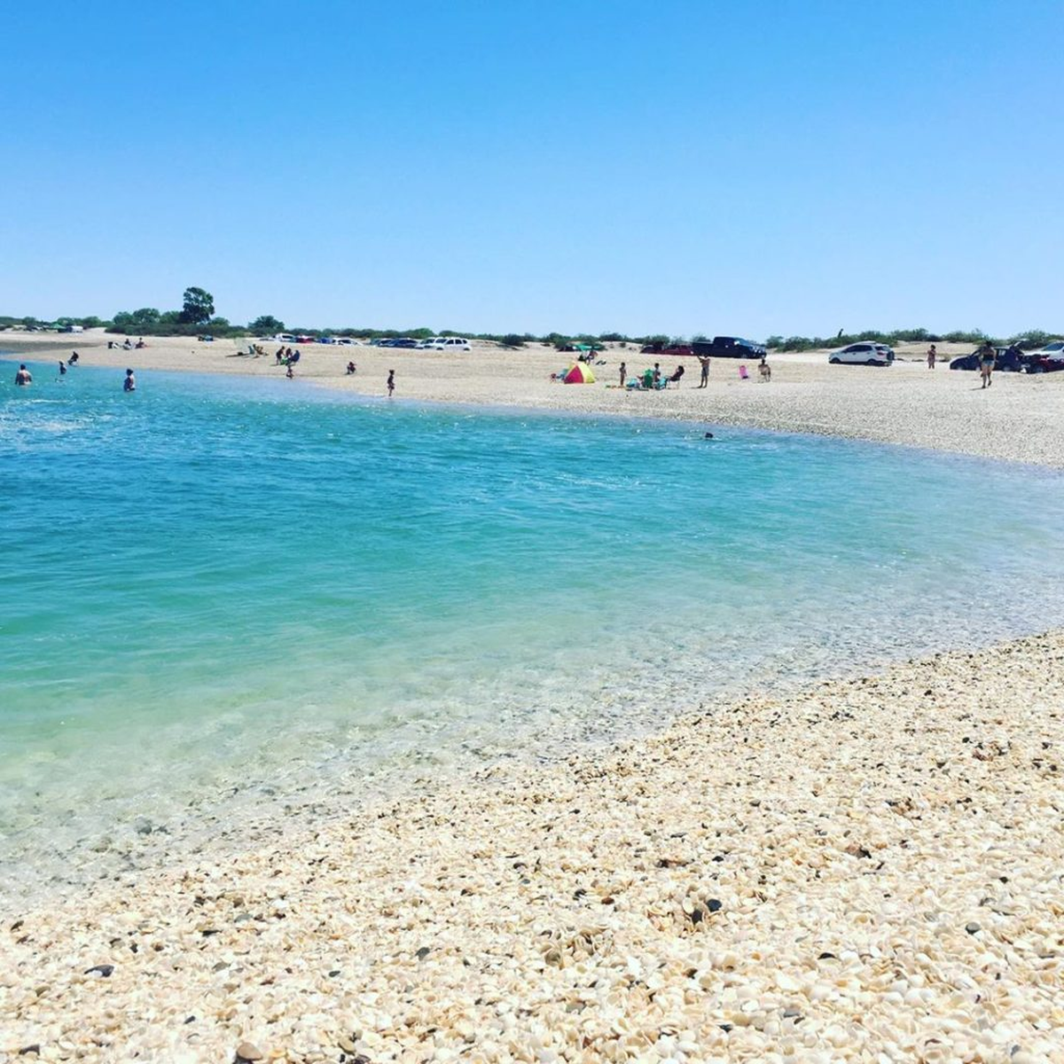 Punta Perdices se encuentra en Puerto San Antonio Este, a 65 kilómetros de Las Grutas, provincia de Río Negro. La llaman el caribe patagónico por lo transparente de sus aguas y el blanco de su playa. A los que lleguen deberá gustarles la tranquilidad y la conexión con el paisaje.
