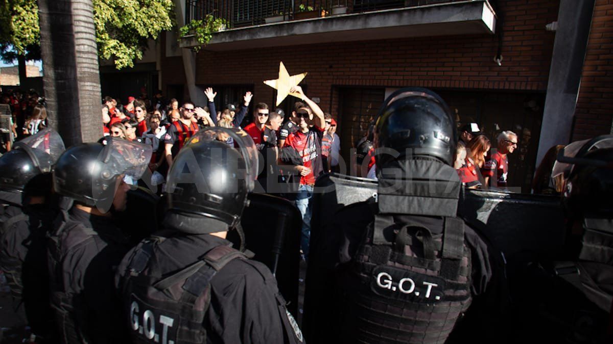 Demoras para ingresar a la cancha, empujones y disturbios con la Policía fueron algunos de los incidentes registrados el día del Clásico Santafesino entre Colón y Unión.