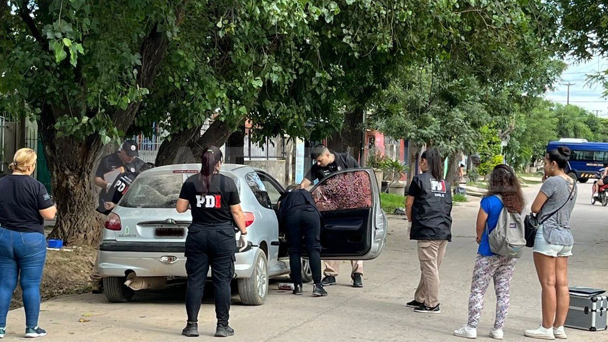 Peritos de la AIC llegaron al lugar y revisaron el vehículo en donde ocurrió el ataque.&nbsp;