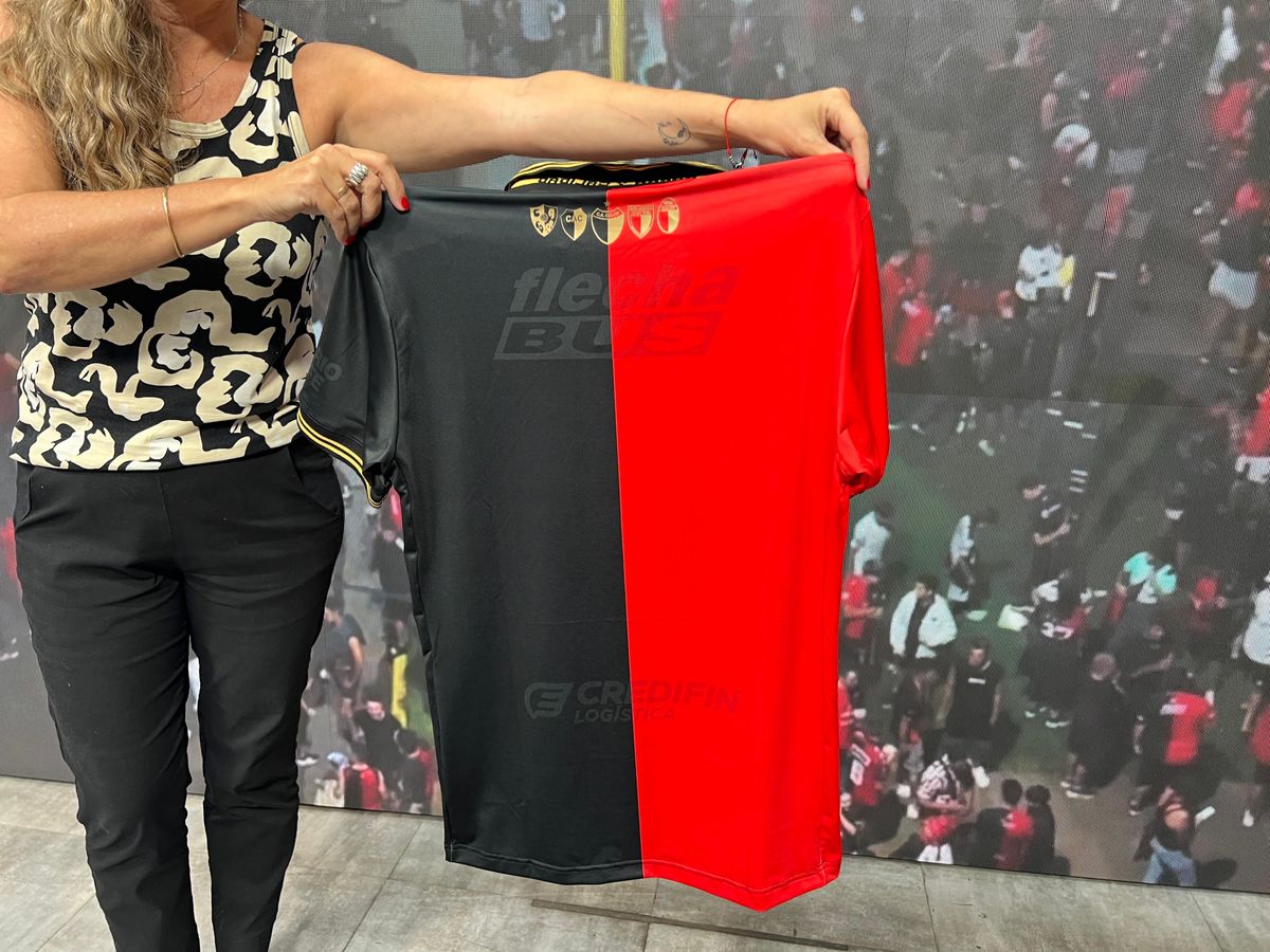 La espalda está diseñada con los escudos antiguos de la institución. La espalda está diseñada con los escudos antiguos de la institución.