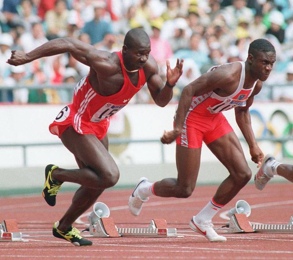La final de los 100 metros se disputó en el estadio Olímpico de Seúl el sábado 24 de septiembre de 1988 a las 13.30 (hora local) y, tras una partida explosiva –merced a la impresionante fuerza de sus piernas– Johnson aceleró hasta alcanzar los 43,39 km/h y marcó 9”79/100 (nuevo récord mundial), mientras que Lewis lo escoltó con 9”92/100. La final de los 100 metros se disputó en el estadio Olímpico de Seúl el sábado 24 de septiembre de 1988 a las 13.30 (hora local) y, tras una partida explosiva –merced a la impresionante fuerza de sus piernas– Johnson aceleró hasta alcanzar los 43,39 km/h y marcó 9”79/100 (nuevo récord mundial), mientras que Lewis lo escoltó con 9”92/100.