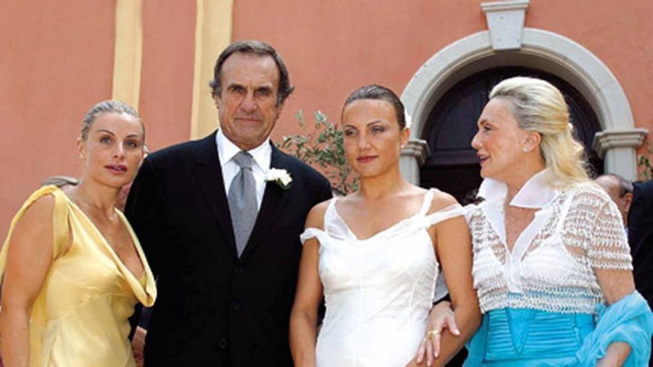 Carlos y Mimicha junto a sus dos hijas, Cora y Mariana Reutemann.