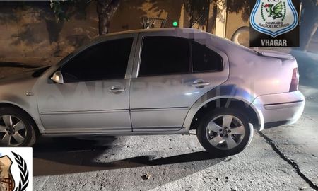 Barrio Los Hornos: encontraron abandonado el auto robado en Coronda Barrio Los Hornos: encontraron abandonado el auto robado en Coronda