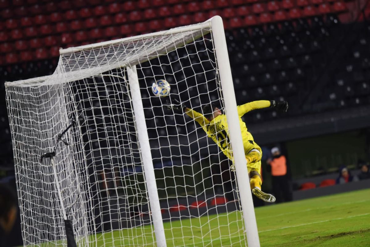 El partido se terminó con dos golazos de tiro libre. El partido se terminó con dos golazos de tiro libre.
