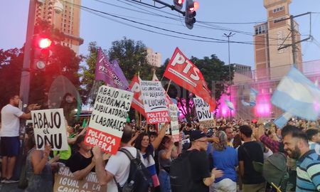 Un nuevo cacerolazo fue convocado para este jueves a las 20 en la ciudad de Santa Fe. Un nuevo cacerolazo fue convocado para este jueves a las 20 en la ciudad de Santa Fe.