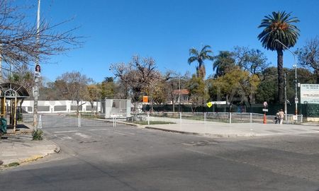 El pedido es concreto: sacar la manga que une al nosocomio con el hospital de campaña –instalado en medio de la segunda ola de covid 19- y permitir que tanto vehículos como personas puedan volver a circular por la zona. El pedido es concreto: sacar la manga que une al nosocomio con el hospital de campaña –instalado en medio de la segunda ola de covid 19- y permitir que tanto vehículos como personas puedan volver a circular por la zona.