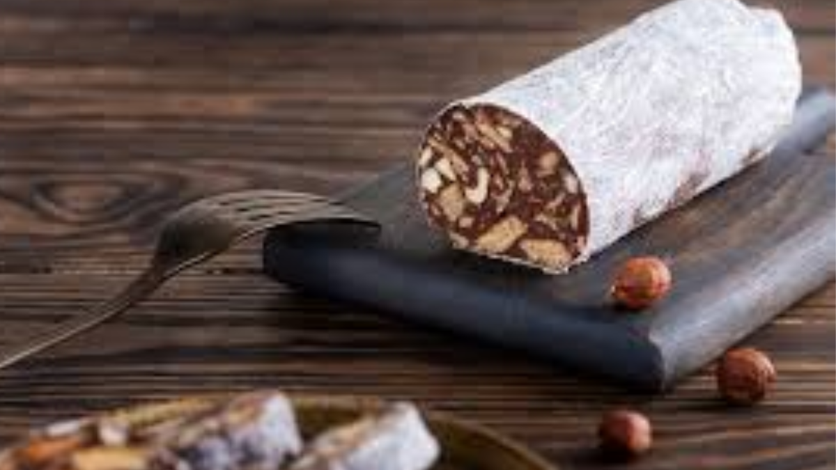 El chorizo de chocolate es un postre tradicional de Portugal e Italia que sorprende tanto por su sabor como por su apariencia. El chorizo de chocolate es un postre tradicional de Portugal e Italia que sorprende tanto por su sabor como por su apariencia.