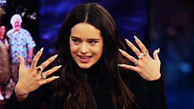 Rosalía marca tendencia con sus excéntricas uñas de Sailor Moon