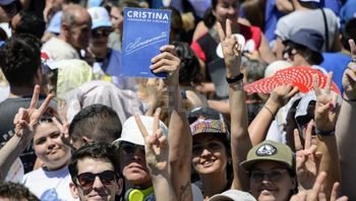 La gente recibió a Cristina Fernández de Kirchner en Rosario. La gente recibió a Cristina Fernández de Kirchner en Rosario.
