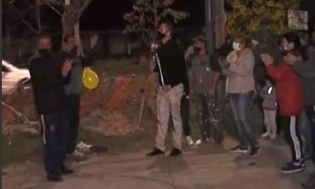 Luego de miles de reclamos los vecinos se cansaron y desarrollaron una ingeniosa idea. Luego de miles de reclamos los vecinos se cansaron y desarrollaron una ingeniosa idea.