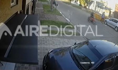 Dos motochorros robaron en el barrio Guadalupe y quedaron filmados -Captura del video Dos motochorros robaron en el barrio Guadalupe y quedaron filmados -Captura del video