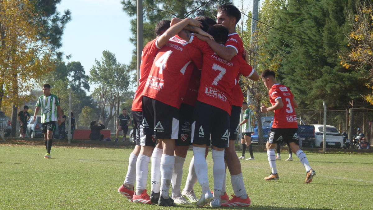 Independiente de Santo Tomé se lo dio vuelta a Sanjustino y se prendió en la pelea
