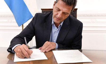 A través de su cuenta de twitter, Massa ratificó la aplicación de algunas políticas y además, precisó el avance en algunos casos. A través de su cuenta de twitter, Massa ratificó la aplicación de algunas políticas y además, precisó el avance en algunos casos.