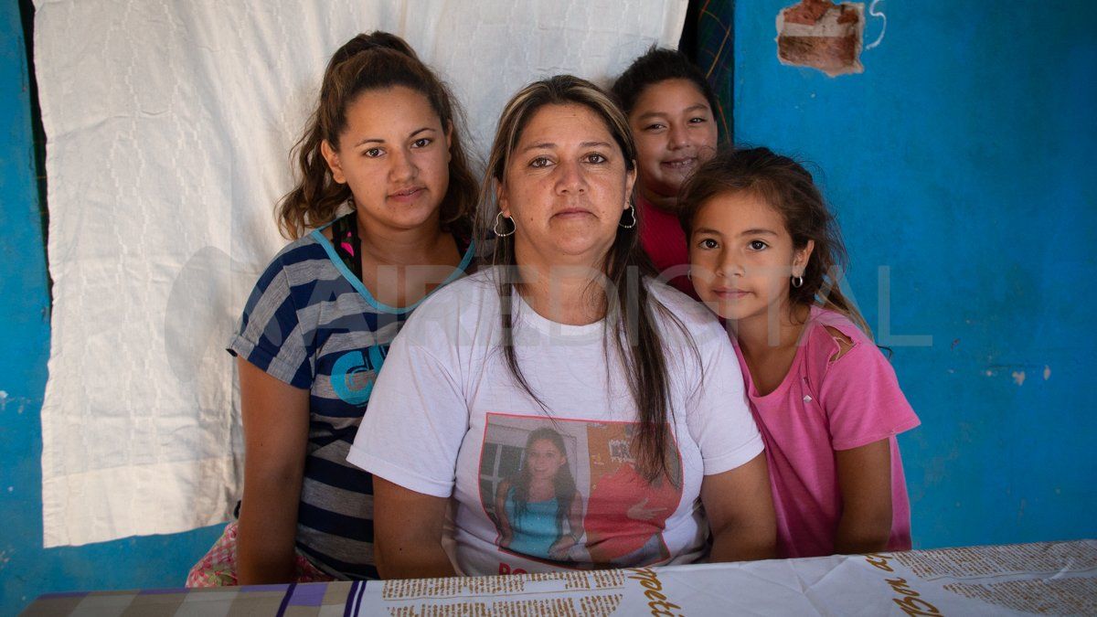 Gabriela (41) junto a dos de sus hijas: Érica (24) y Jazmín (8) -hermanas de Brian- y su nieta Delfina (5), hija de Érica