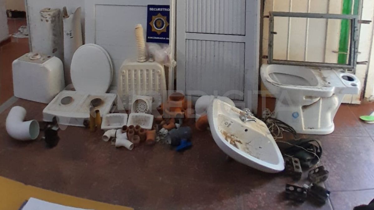 Todos los elementos secuestrados en a vivienda habían sido robados del establecimiento educativo. Todos los elementos secuestrados en a vivienda habían sido robados del establecimiento educativo.