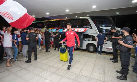 El plantel del Club Atlético Unión arribó a Santa Cruz de la Sierra para jugar este martes frente a Oriente Petrolero, por la Conmebol Sudamericana. El plantel del Club Atlético Unión arribó a Santa Cruz de la Sierra para jugar este martes frente a Oriente Petrolero, por la Conmebol Sudamericana.