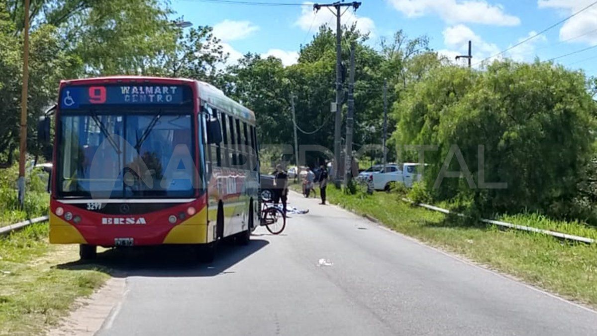El colectivo de la linea 9 quedó a un costado de la calle y el transito quedó cortado.