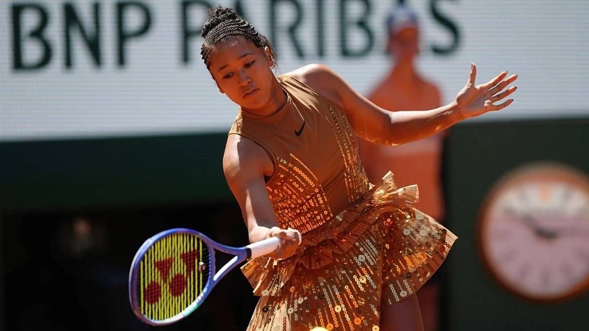 La tenista japonesa volvió a captar todas las miradas en Roland Garros con una apuesta de moda que generó elogios y críticas por igual. La tenista japonesa volvió a captar todas las miradas en Roland Garros con una apuesta de moda que generó elogios y críticas por igual.