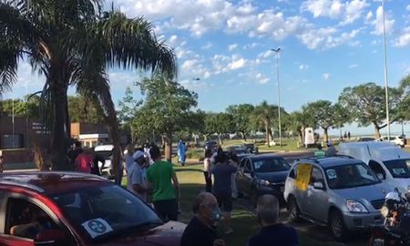 Vecinos de diferentes puntos de la ciudad se reunieron en la Costanera para marchar en reclamo de seguridad a distintos organismos provinciales. Vecinos de diferentes puntos de la ciudad se reunieron en la Costanera para marchar en reclamo de seguridad a distintos organismos provinciales.