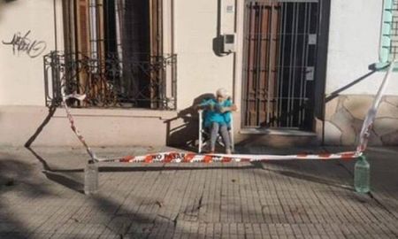 La abuela tomando mate en su vereda cansada de la cuarentena La abuela tomando mate en su vereda cansada de la cuarentena