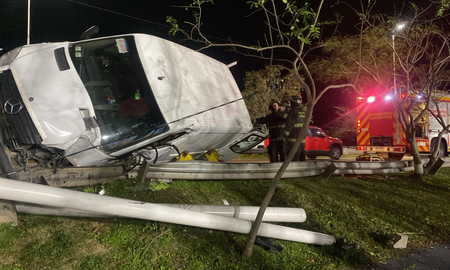 La camioneta quedó tendida del guardarrail tras el accidente. La camioneta quedó tendida del guardarrail tras el accidente.