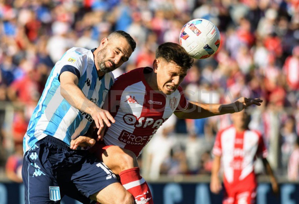 Lisandro López y Enzo Roldán disputan la posesión de la pelota.