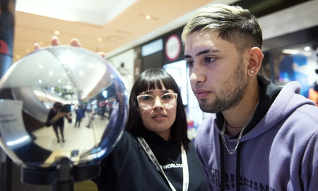 La prueba de humanidad el dispositivo de Sam Altman recolecta datos sensibles en plena vía pública de Latinoamérica. La prueba de humanidad el dispositivo de Sam Altman recolecta datos sensibles en plena vía pública de Latinoamérica.