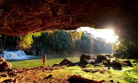 La Gruta India combina una cueva milenaria con cascadas y senderos selváticos en el corazón de Misiones. La Gruta India combina una cueva milenaria con cascadas y senderos selváticos en el corazón de Misiones.