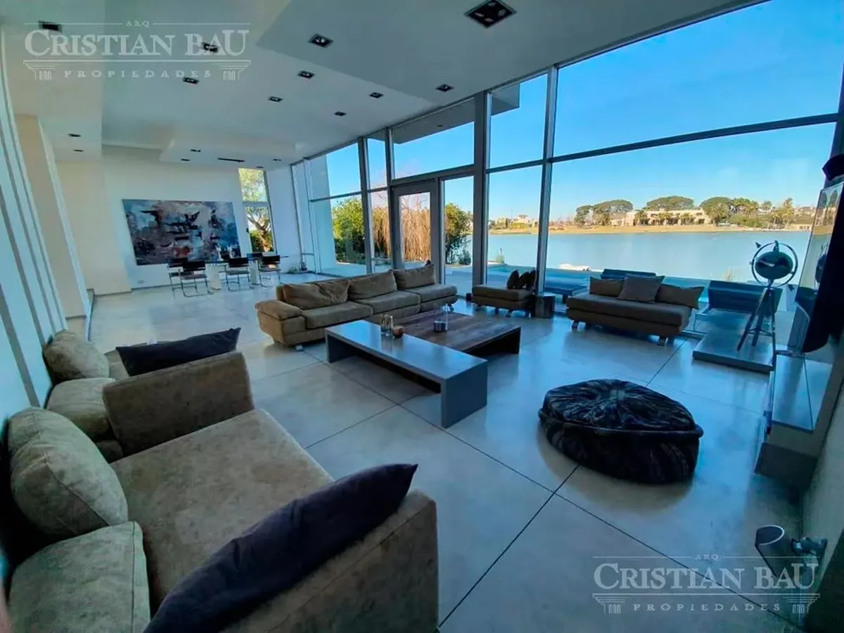 En la planta baja se aprecia un gran espacio abierto, con un amplio living con sillones y hacia un costado, el comedor.
