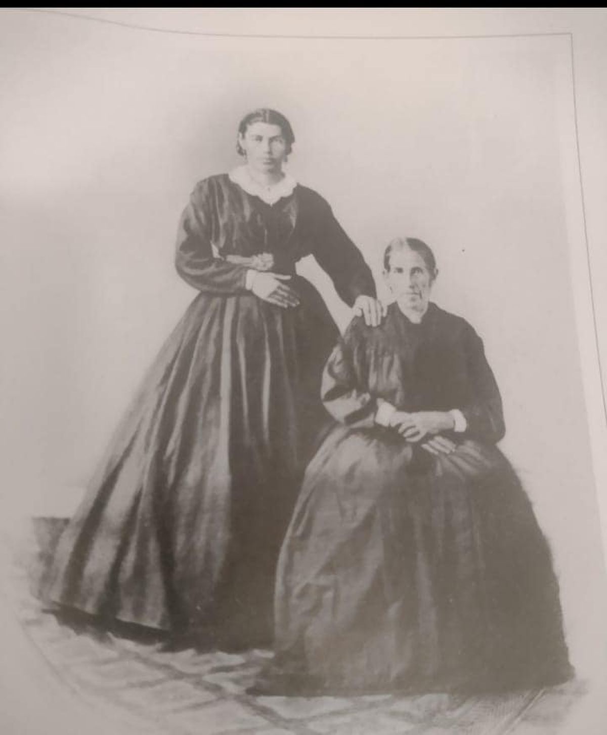 María Antonia Godoy junto a su madre.