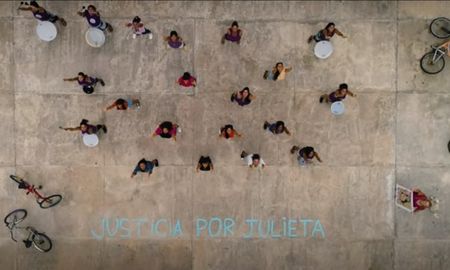 Girda y los del Alba es un grupo de cumbia rosarino. Fabiana Morón, la mamá de Julieta del Pino, participó del videoclip que homenajea a su hija. Girda y los del Alba es un grupo de cumbia rosarino. Fabiana Morón, la mamá de Julieta del Pino, participó del videoclip que homenajea a su hija.