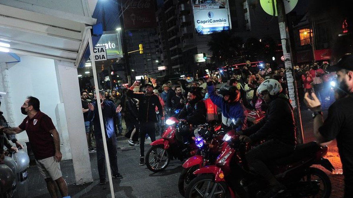 Tras el episodio se produjo una protesta frente a la comisaria local