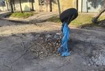 Los vecinos señalizan de forma manual los baches, aunque aumenta el peligro por la noche. Los vecinos señalizan de forma manual los baches, aunque aumenta el peligro por la noche.