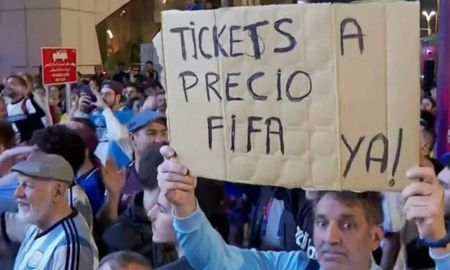 Hinchas argentinos marchan en Qatar para pedir entradas a precio FIFA Hinchas argentinos marchan en Qatar para pedir entradas a precio FIFA