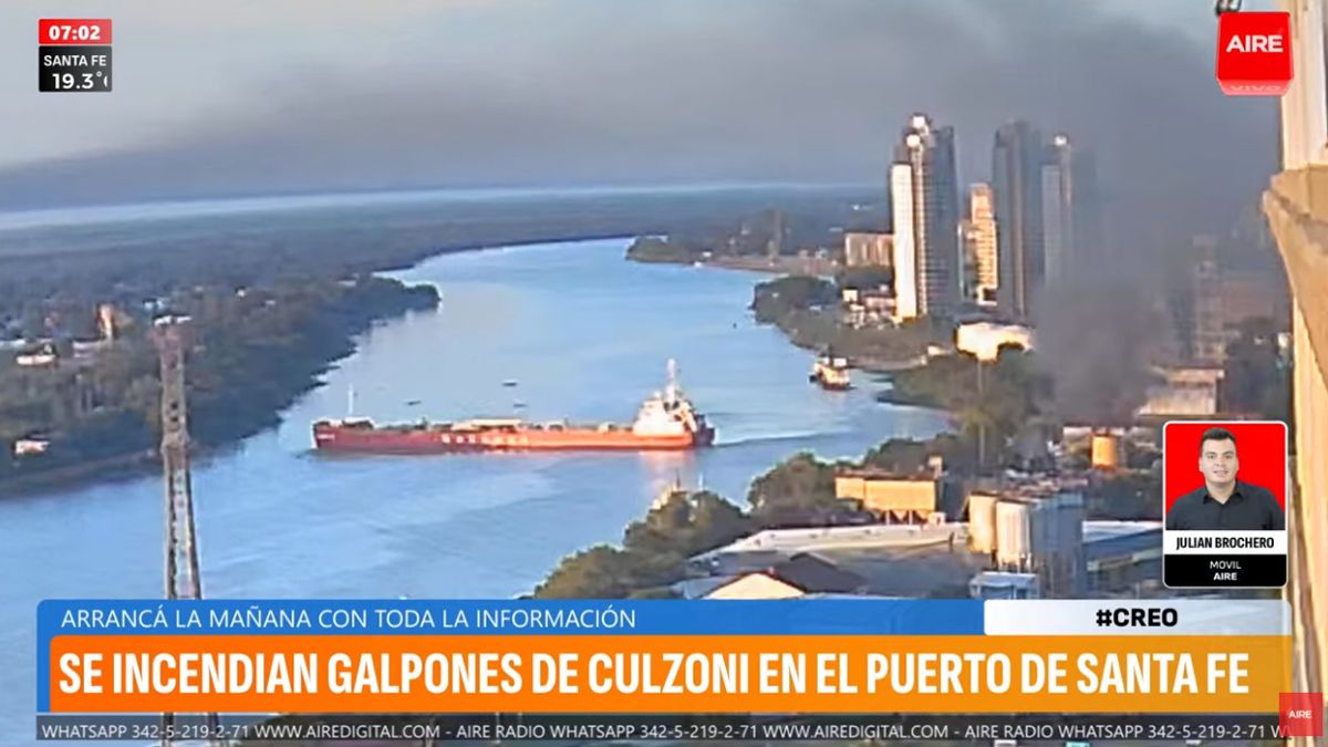 Las cámaras de AIRE captaron en vivo la maniobra del barco en el riacho para alejarse del lugar del incendio. Las cámaras de AIRE captaron en vivo la maniobra del barco en el riacho para alejarse del lugar del incendio.