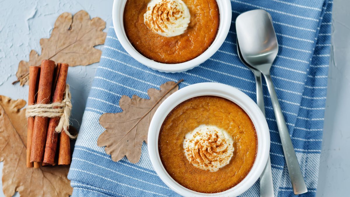 Este budín de calabaza en taza al microondas se hace en minutos. Este budín de calabaza en taza al microondas se hace en minutos.