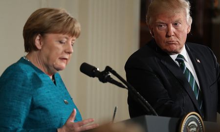Merkel considera problemático que las cuentas del presidente estadounidense en las redes sociales sean cerradas definitivamente. Merkel considera problemático que las cuentas del presidente estadounidense en las redes sociales sean cerradas definitivamente.