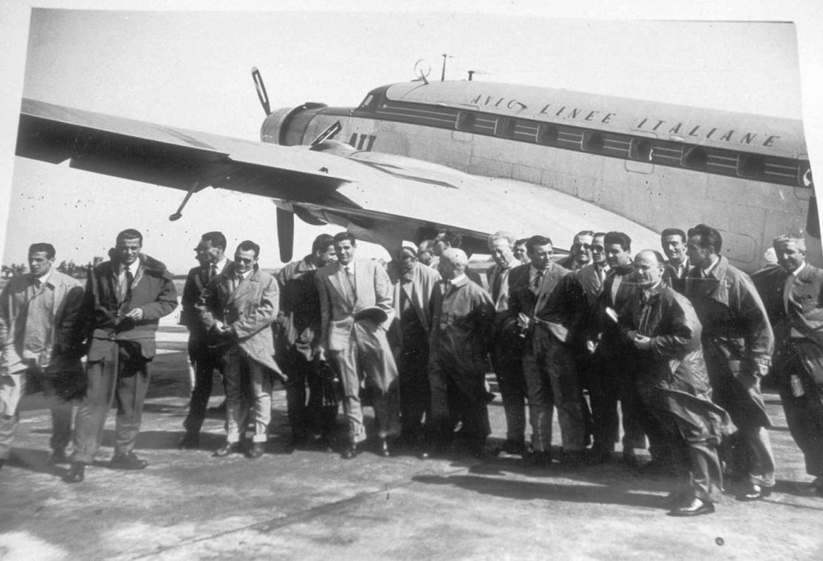 Una de las últimas fotos, antes de la tragedia, de la delegación de Il Grande Torino que viajó a Lisboa para disputar el amistoso con el Benfica. Eran 18 jugadores, tres integrantes del cuerpo técnico, tres periodistas, tres dirigentes del club, más los cuatro miembros de la tripulación del avión. Una de las últimas fotos, antes de la tragedia, de la delegación de Il Grande Torino que viajó a Lisboa para disputar el amistoso con el Benfica. Eran 18 jugadores, tres integrantes del cuerpo técnico, tres periodistas, tres dirigentes del club, más los cuatro miembros de la tripulación del avión.